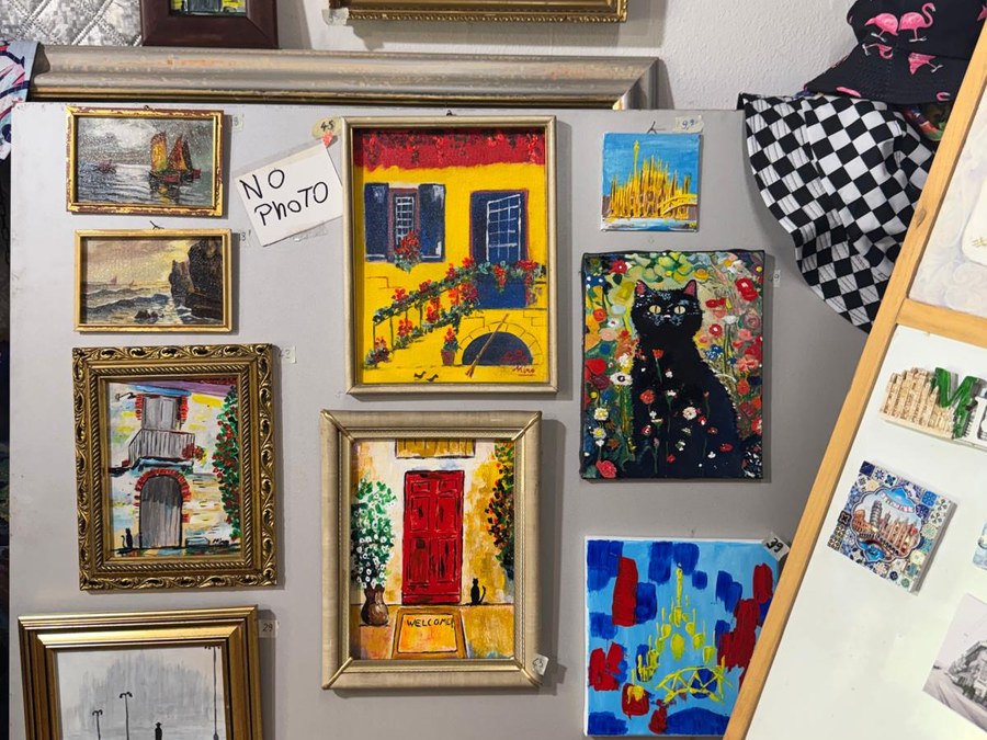 Quadri e opere esposte nello studio in Vicolo dei Lavandai