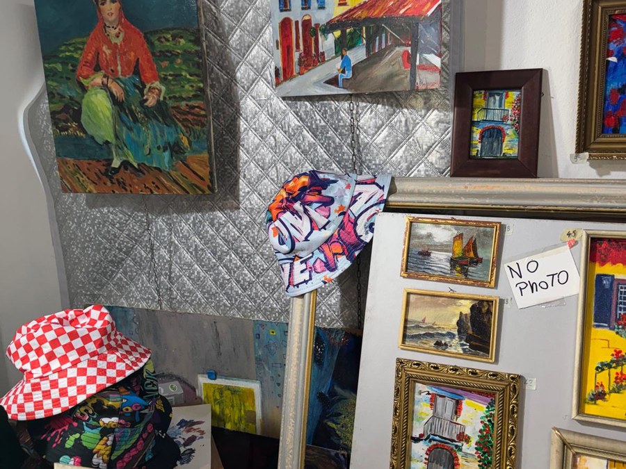 Collezione di dipinti nello studio galleria di Milano