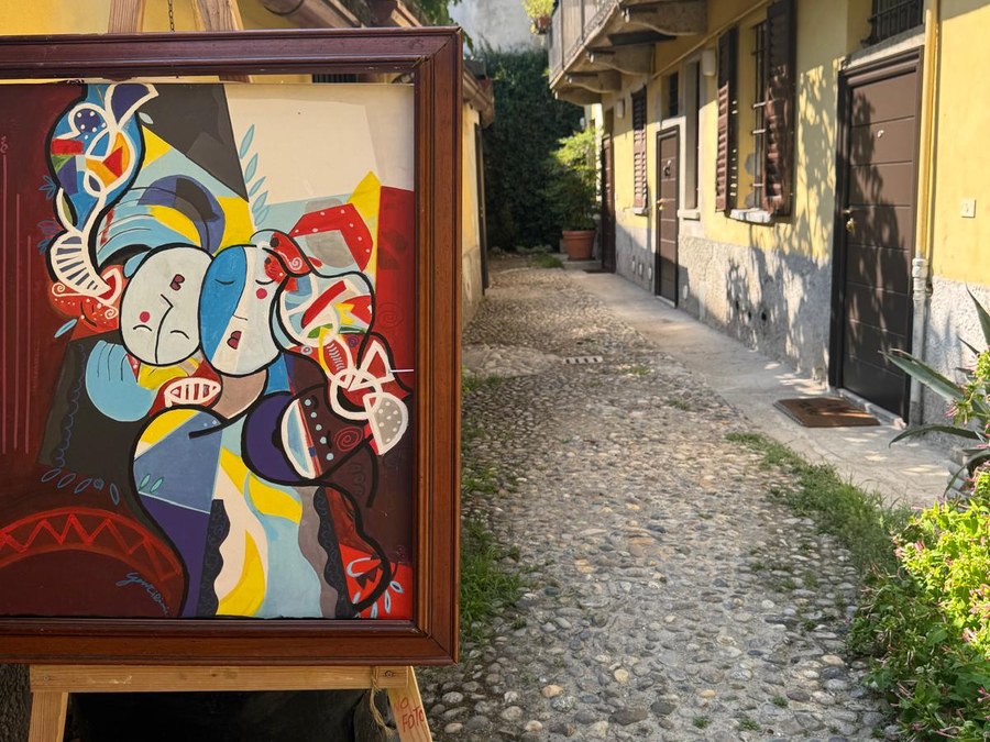 Opera d'arte esposta nel cortile del Vicolo dei Lavandai