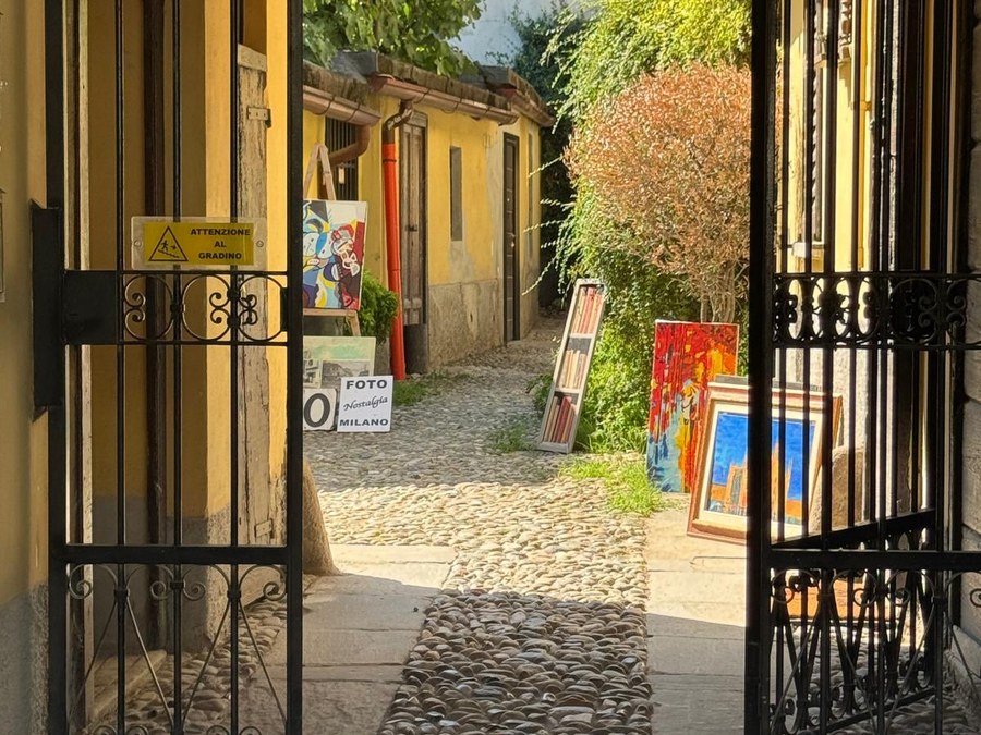 Cancello di accesso al Vicolo dei Lavandai con opere esposte